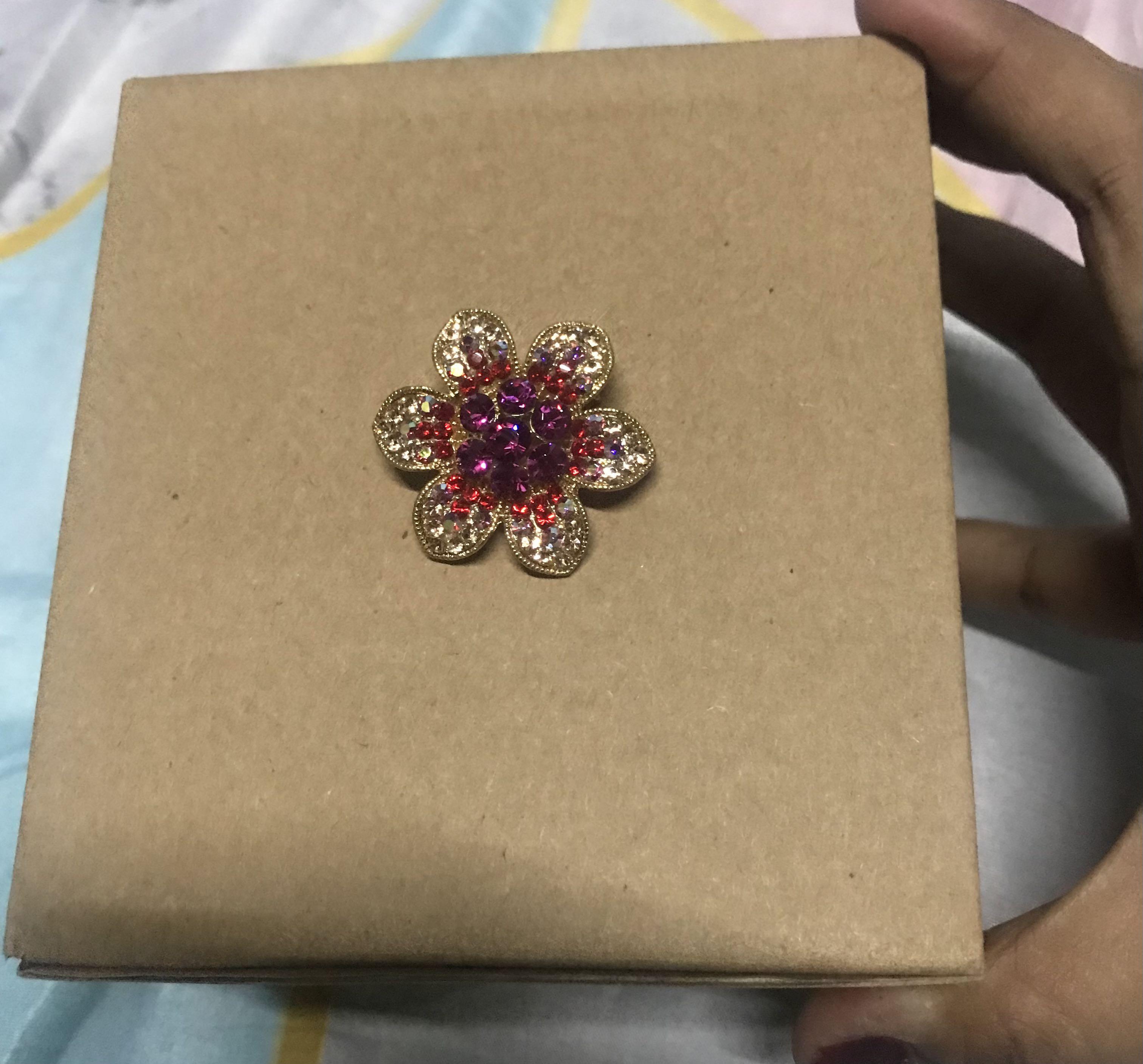 Ozel brooch 2025