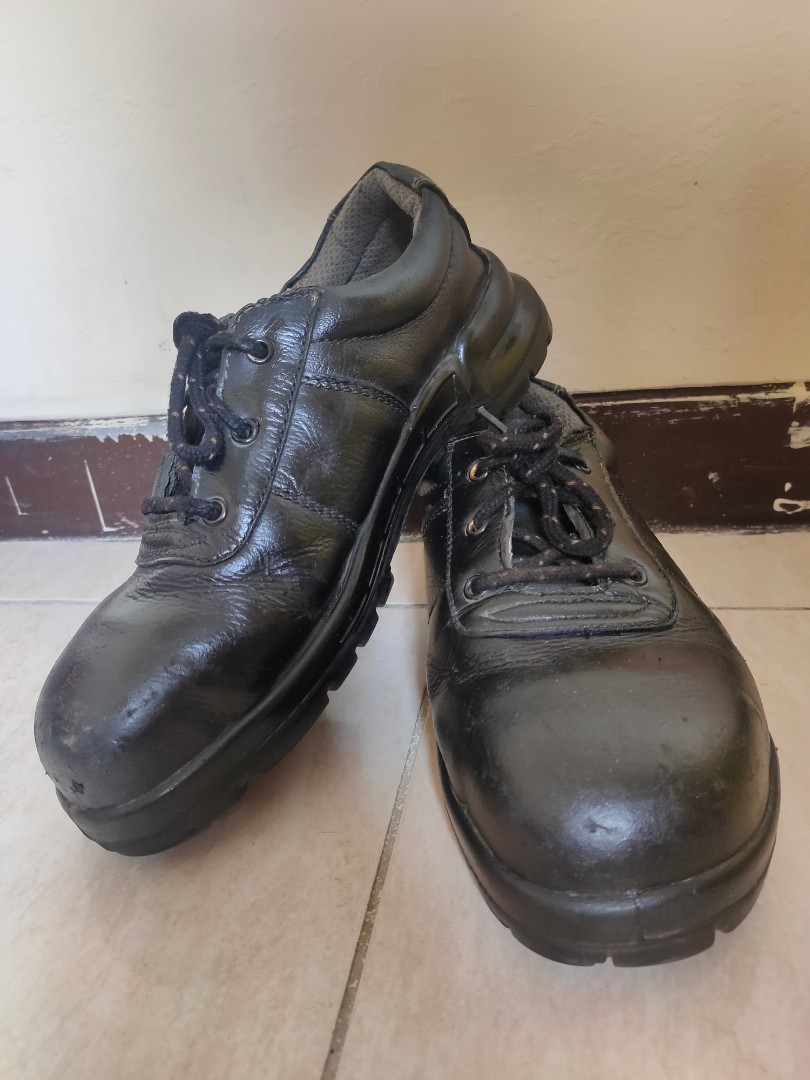 Safety shoes merk kings size 42, Fesyen Pria, Sepatu , Sepatu Boot di