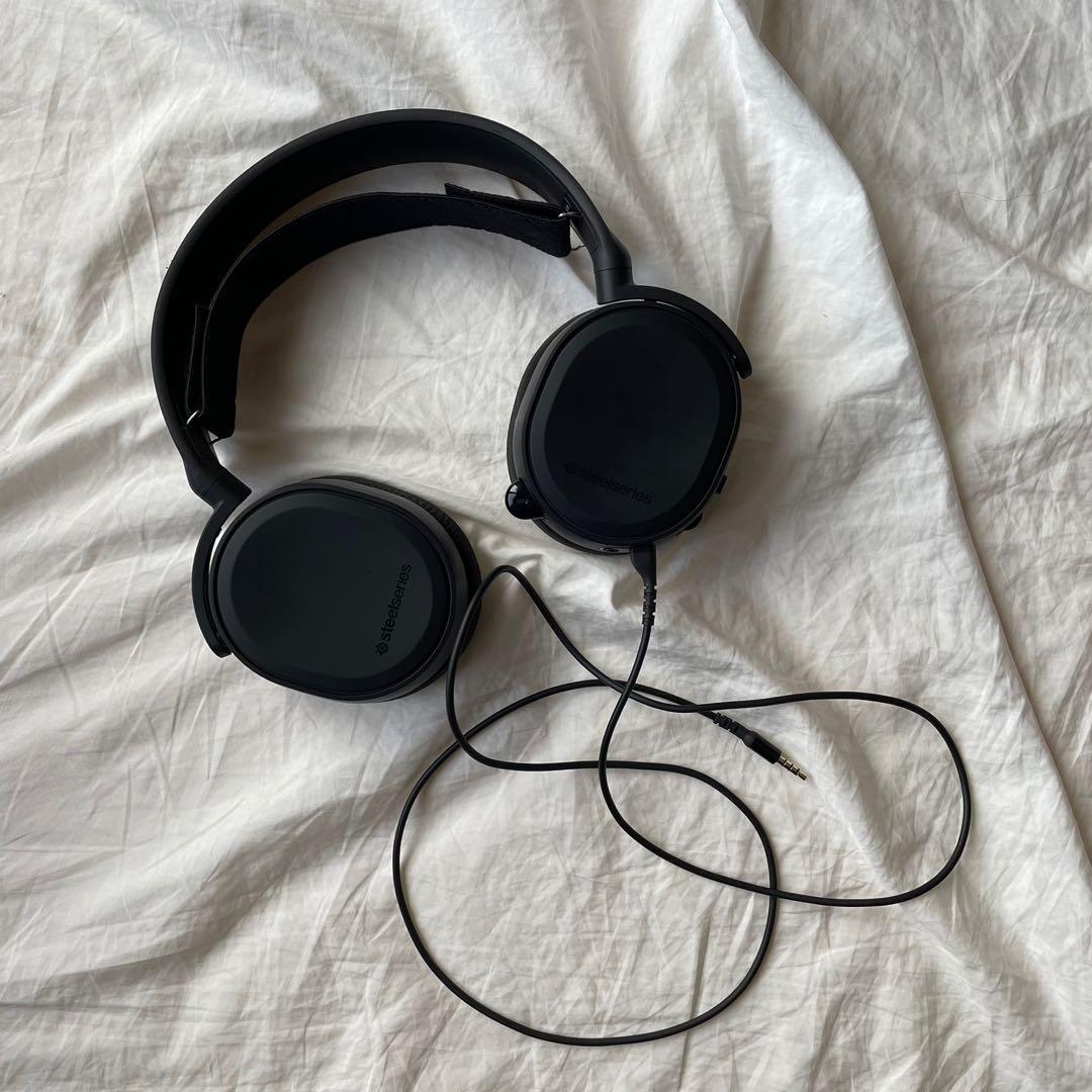Steelseries Arctis 3 (All Platform Wired Gaming Headset) (Category: Headphones & Headsets) located in Las Pinas. Submitted by kellynherself (Listing ID 1144878693, Image 2). Description: - Discord-certified ClearCast noise cancelling microphone for clear, natural-sounding voice communication on all platforms - Arctis signature soundscape emphasizes critical sounds to give you an audio advantage. - Play all day with athletics-inspired performance 