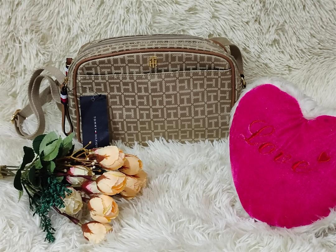 Tommy Hilfiger doublezip crossbody bag, Women's Fashion, Bags