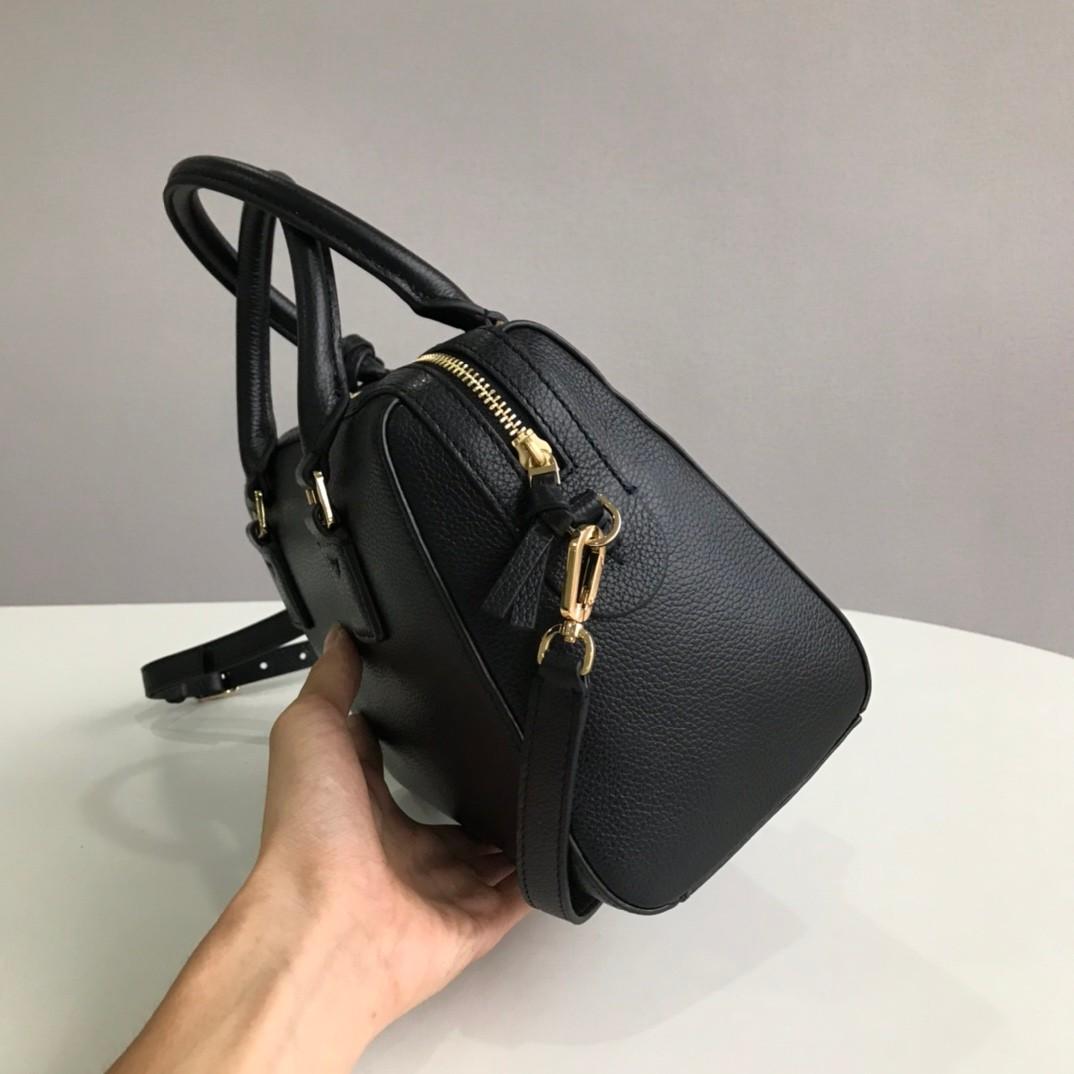 Tory Burch Mcgraw pillow bag with crossbody strap black, Women's Fashion,  Bags & Wallets, Purses & Pouches on Carousell