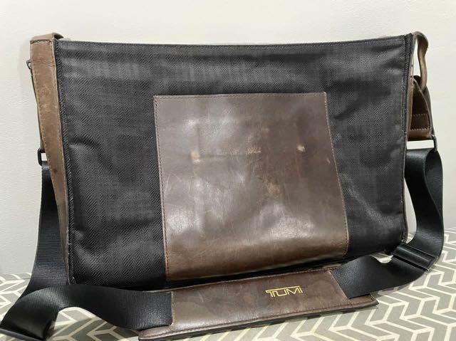 Tumi Dror (Category: Briefcases) located in Bangi. Submitted by dsrkr (Listing ID 1144977331, Image 3). Description: Authentic bag from Tumi Dror, very limited edition Condition 8/10 All zip are working well Made from Ballistic nylon and leather .