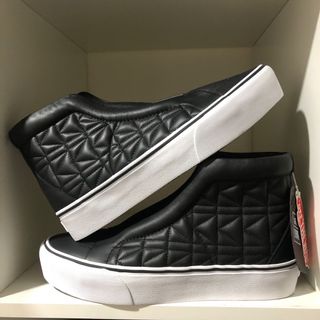 (Category: ) located in . Submitted by sneakersbizz (Listing ID 1145030266, Image 1). Description: .