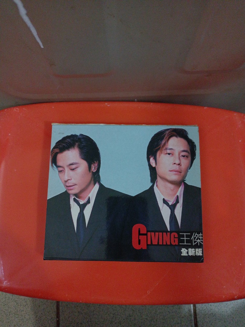 王傑 GIVING 全新版2CD, 興趣及遊戲, 音樂、樂器 & 配件, 音樂與媒體 - CD 及 DVD - Carousell