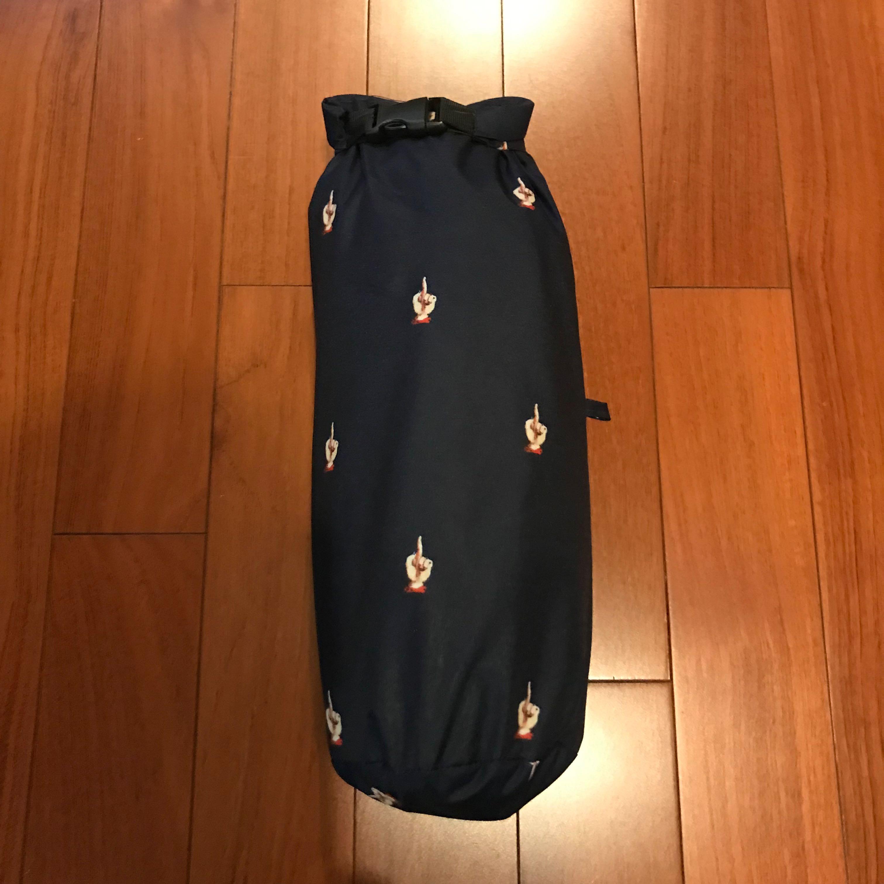 AUTH UNDERCOVER X KIU LIMITED DARK BLUE MIDDLE FINGER PRINT OVERSIZE  RAINCOAT, 男裝, 外套及戶外衣服- Carousell