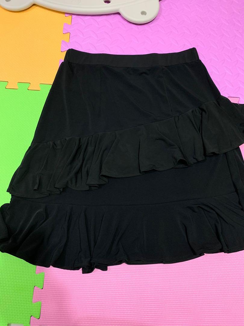 Black layered raffle midi skirt (Category: Skirts) located in Marilao. Submitted by agonold (Listing ID 1145141912, Image 1). Description: Black layered raffle midi skirt flawy, malambot ang tela Size large brand new RFS : Decluttering.