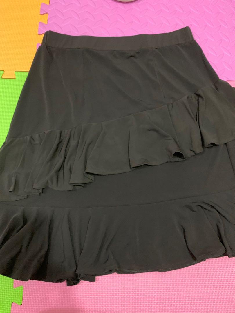 Black layered raffle midi skirt (Category: Skirts) located in Marilao. Submitted by agonold (Listing ID 1145141912, Image 2). Description: Black layered raffle midi skirt flawy, malambot ang tela Size large brand new RFS : Decluttering.