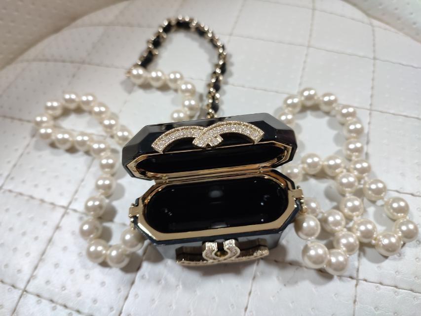 Chanel - B21 A Airpod CC Acylic Case / Faux Pearl and Chain Layered Necklace