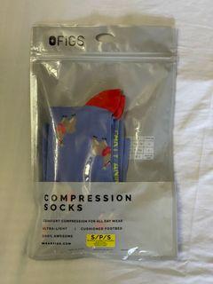 FIGS compression socks in party animal ceil blue (small)