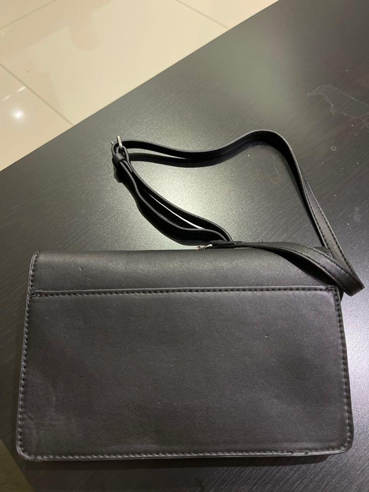 Guess wallet on chain, Luxury, Bags & Wallets on Carousell
