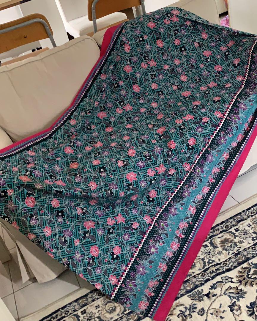 Kain Batik Hijau Bunga Kelarai, Hobbies & Toys, Stationery & Craft