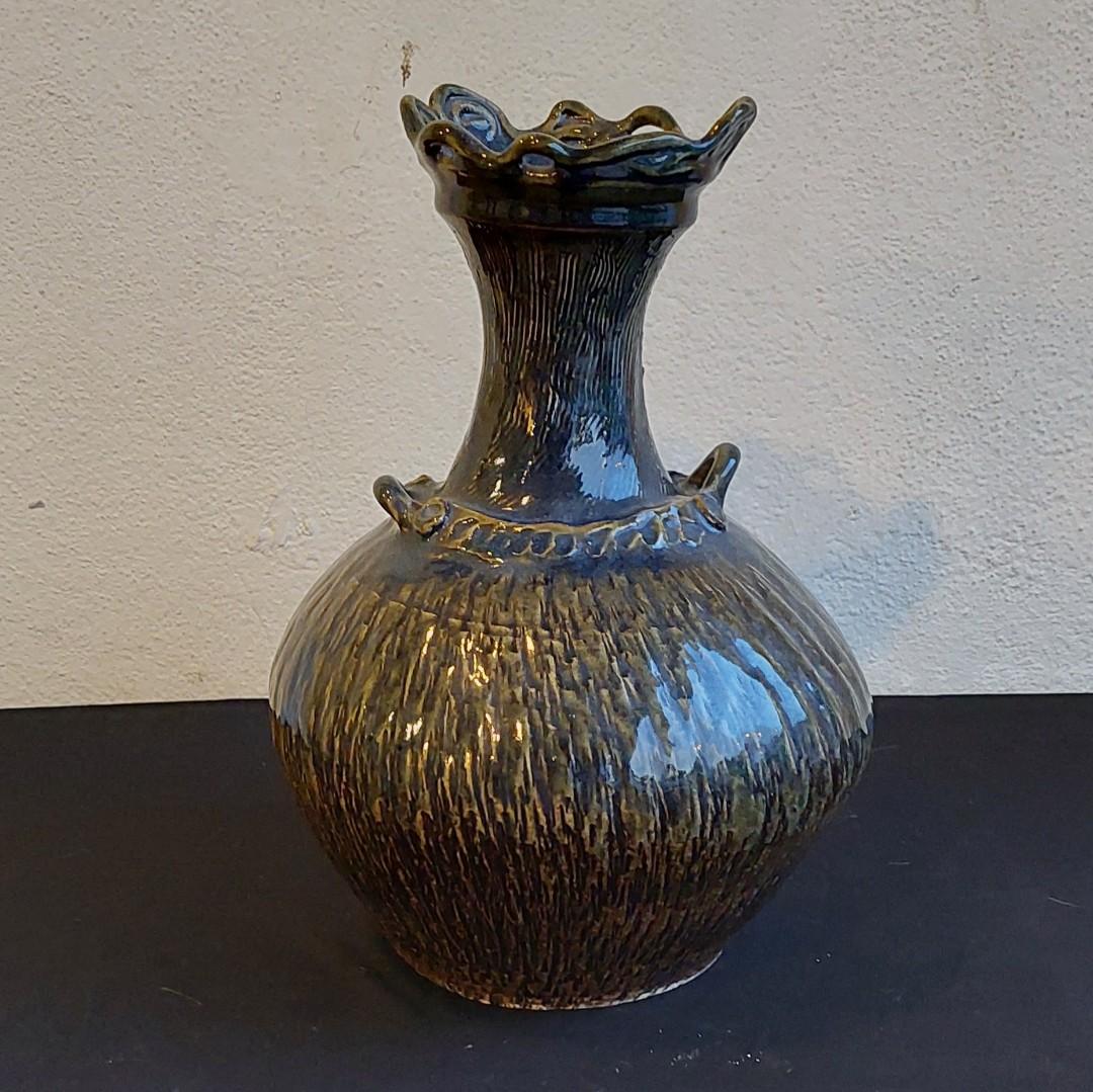 "The ripple" handmade artisanal pottery vase by Leslie Chew (Serial no