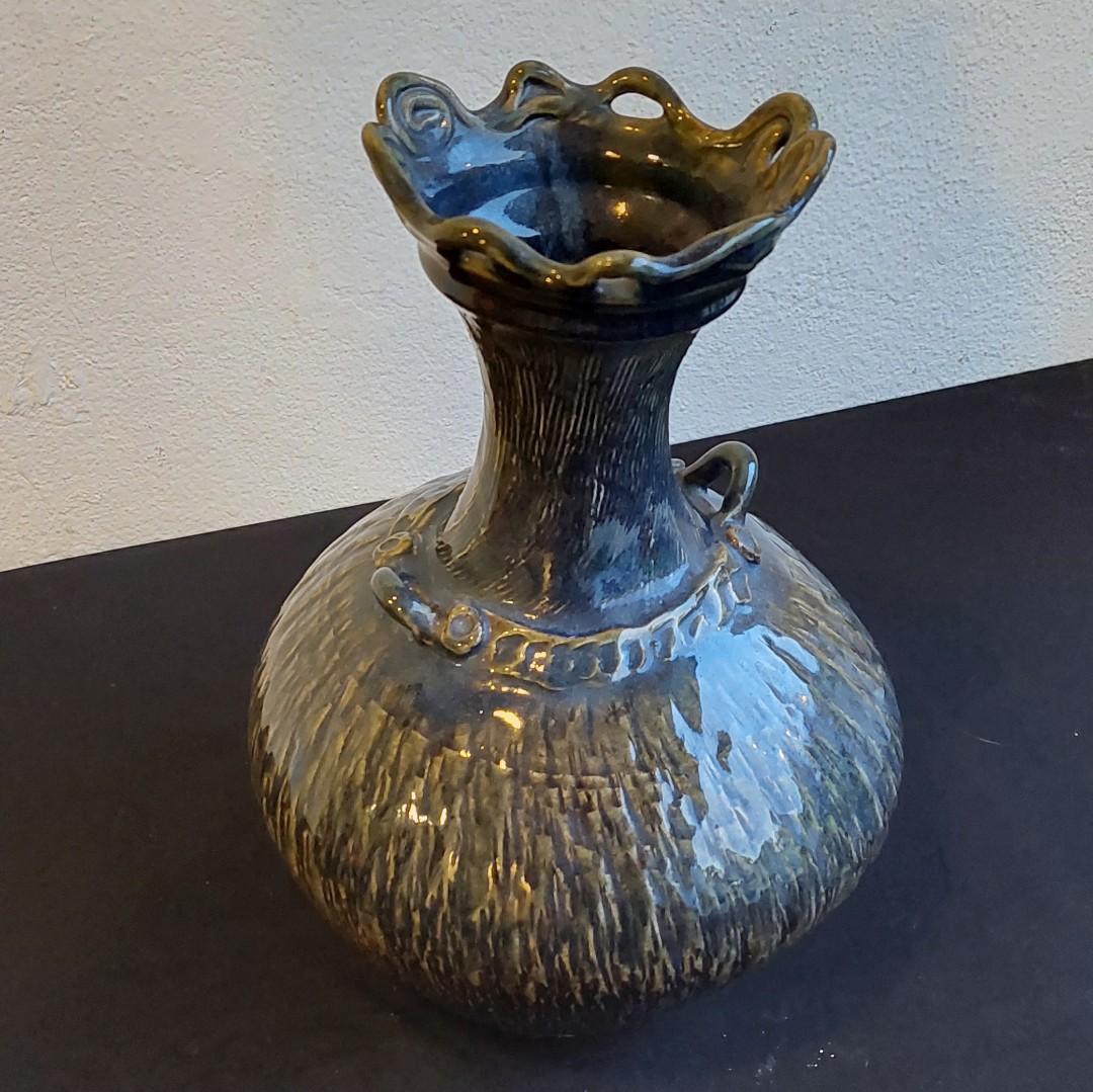 "The ripple" handmade artisanal pottery vase by Leslie Chew (Serial no