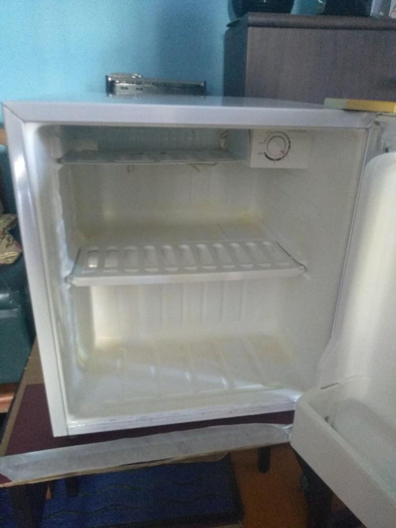 Working condition Samsung mini bar fridge, TV & Home Appliances