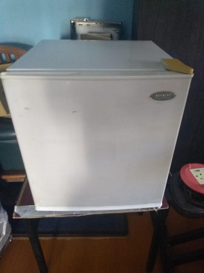 Working condition Samsung mini bar fridge, TV & Home Appliances