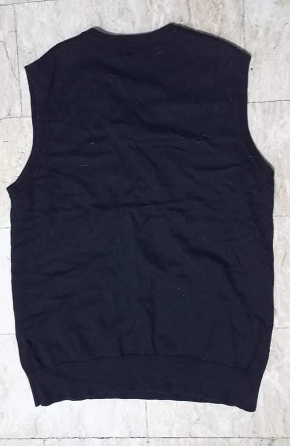 Bossini Vestknit (Category: Coats, Jackets and Outerwear) located in Mandaluyong City. Submitted by Mid90s (Listing ID 1145374668, Image 2). Description: Condition: Excellent Price: 350 Size: Large on tag Dimension: 25x19.