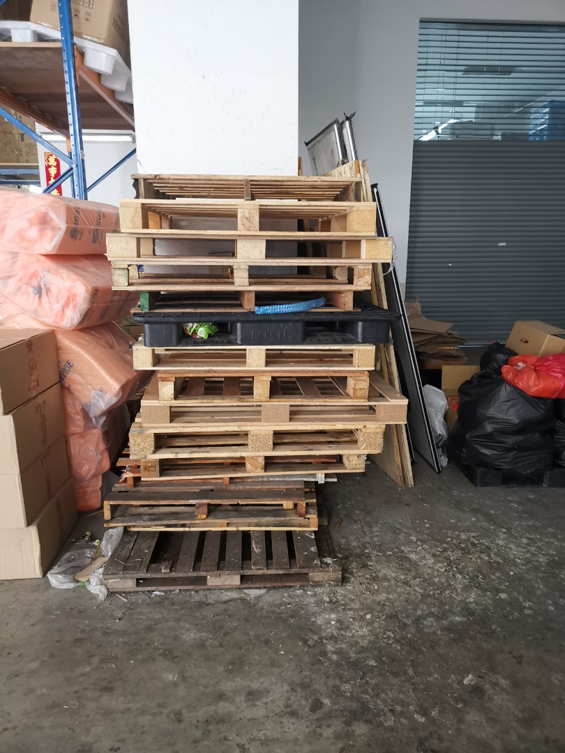 FREE PALLET TO GIVE AWAY, Furniture & Home Living, Outdoor Furniture on