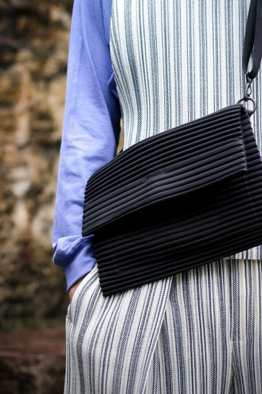 やっぱり時代遅れなのでイッセイミヤケ　オムプリッセ　pleats flat bag 2 黒