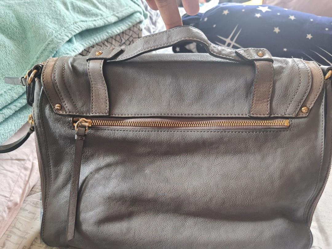 Jill Stuart 2 way sling Bag (Category: Luxury Bags & Wallets) located in Manila. Submitted by bag_collections (Listing ID 1145291219, Image 3). Description: selling my personal preloved Jill Stuart 2 way bag Color:Gray With minimal visible signs if usage(kindly refer to the pics) Can also be used as Laptop Bag.