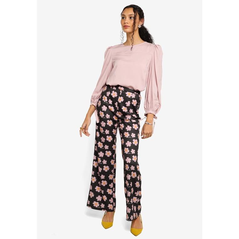 Lubna - Ribbon Sleeves Top Made From TENCEL (Category: Blouses) located in Singapore. Submitted by tezybuy (Listing ID 1145391014, Image 3). Description: Colour Black (S,M) = $41 NAVY BLUE (S) = $33 Product Description Lubna - Ribbon Sleeves Top Made From TENCEL Ribbon Long sleeves cuffs top • Round neckline • Regular fit • zip fastening • Tencel Measurement: Please refer to the picture or item description. •Material: 100% Tencel • Category: Trad