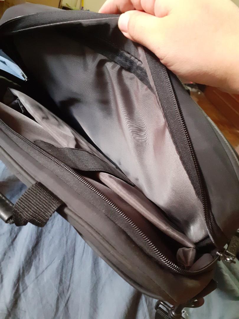 Acer Laptop Bag (Category: Laptop Bags & Sleeves) located in Quezon City. Submitted by qbee2021 (Listing ID 1145457460, Image 3). Description: Stored, seldom used. Fits 15-inch laptop, with velcro snaps to adjust to ensure snug fit for smaller laptops..