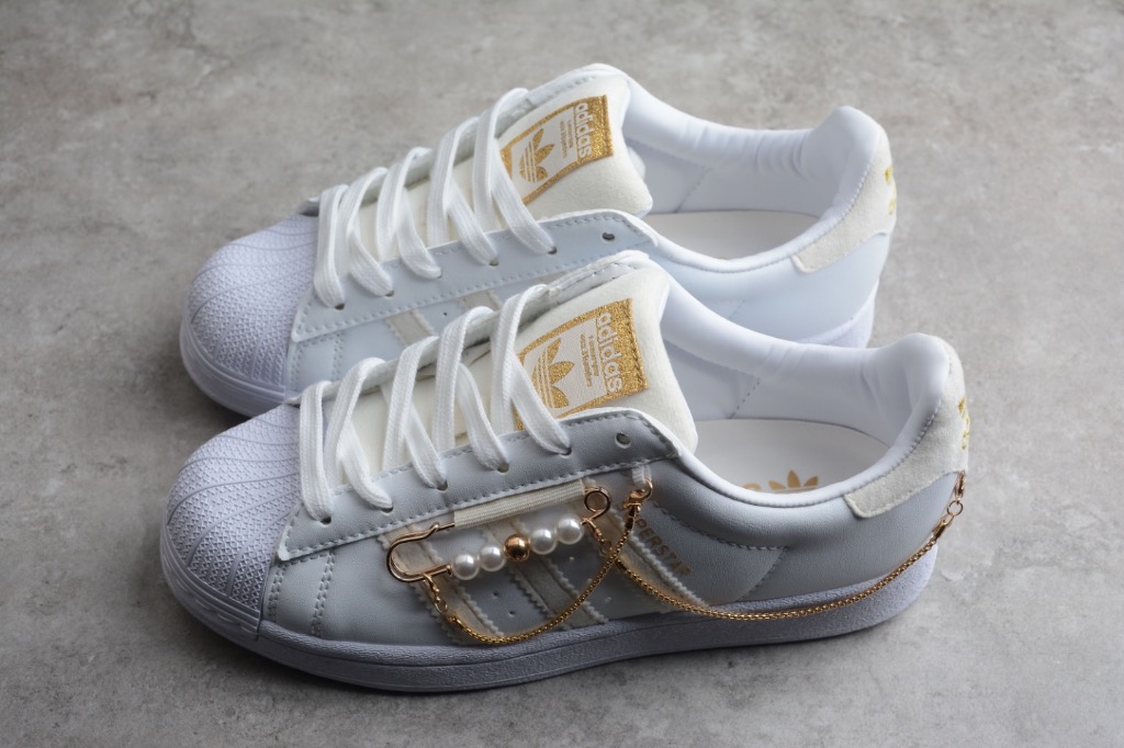 Adidas superstar white grey gold 2025