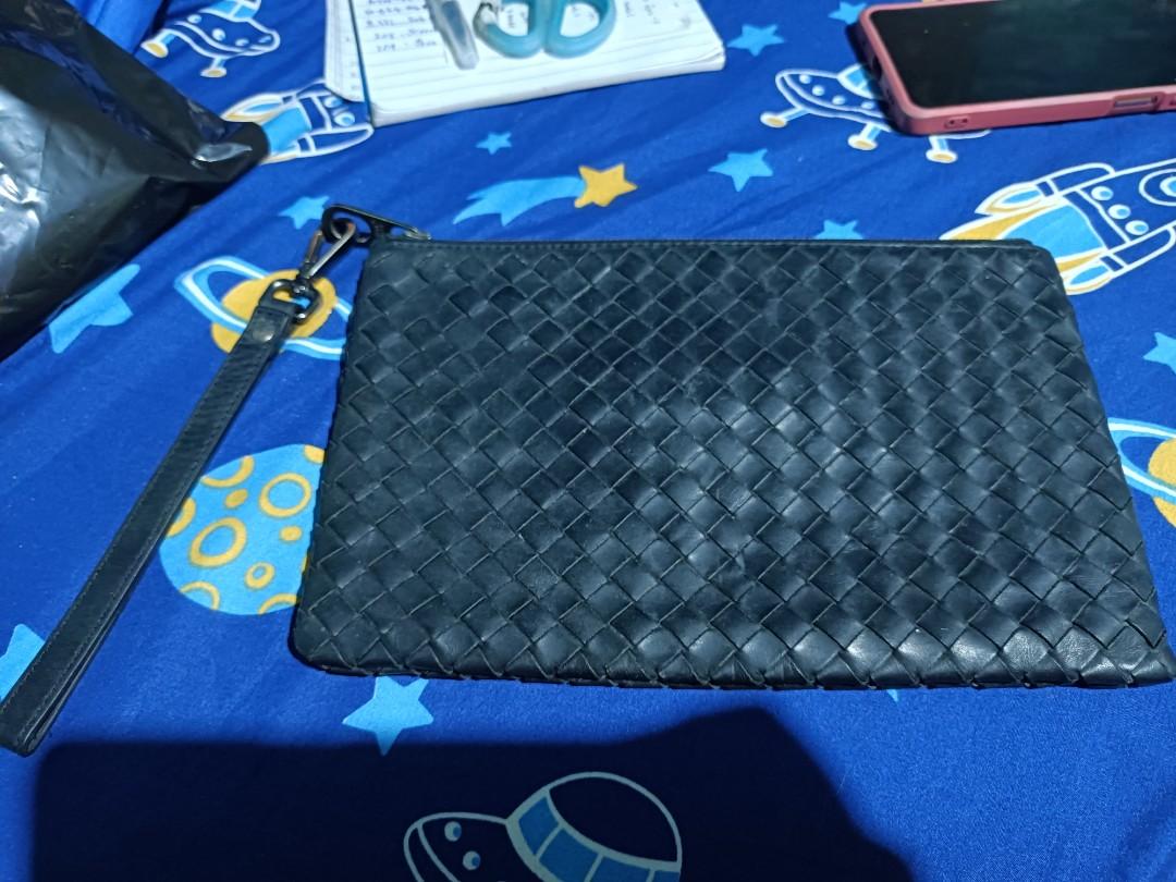 Bottega Veneta (Category: Purses & Pouches) located in Bayombong. Submitted by nicsxoxo7 (Listing ID 1145558550, Image 1). Description: 9/10 condition genuine leather buy at your risk nabili ko din to to online bidding sa ig @1800+sf sabi nung Baguio seller authentic not used on my part details posted my lp pa po offer lng kayo.