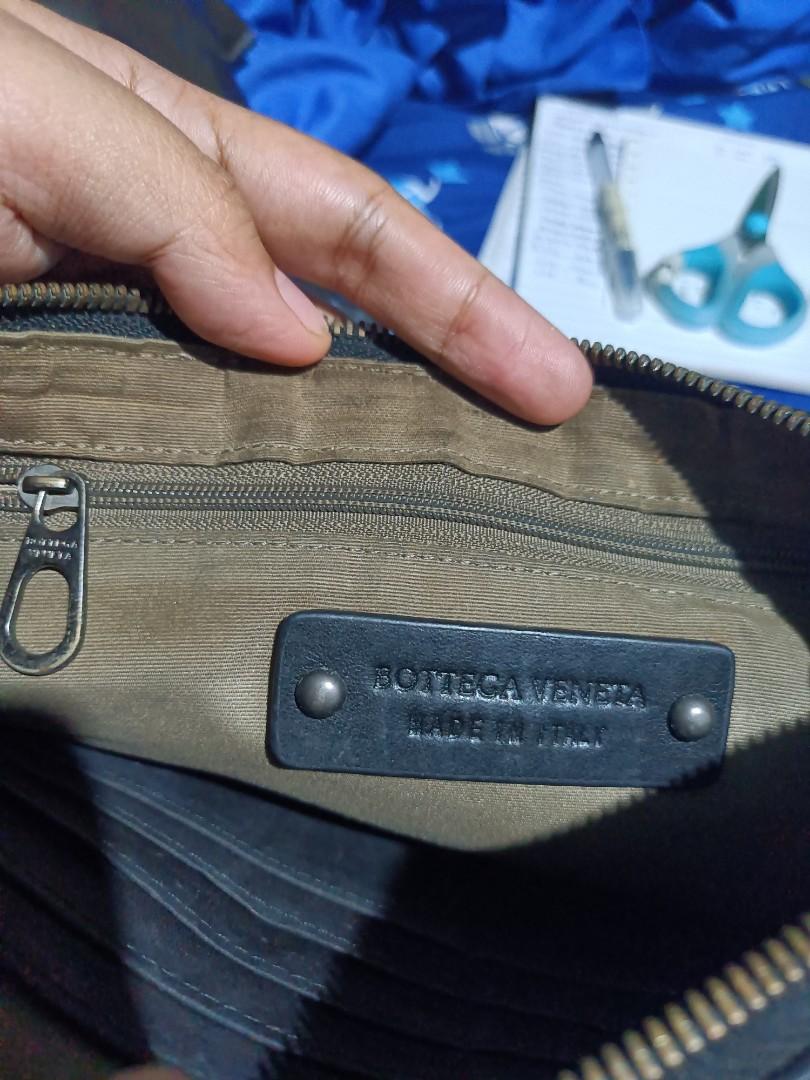Bottega Veneta (Category: Purses & Pouches) located in Bayombong. Submitted by nicsxoxo7 (Listing ID 1145558550, Image 3). Description: 9/10 condition genuine leather buy at your risk nabili ko din to to online bidding sa ig @1800+sf sabi nung Baguio seller authentic not used on my part details posted my lp pa po offer lng kayo.