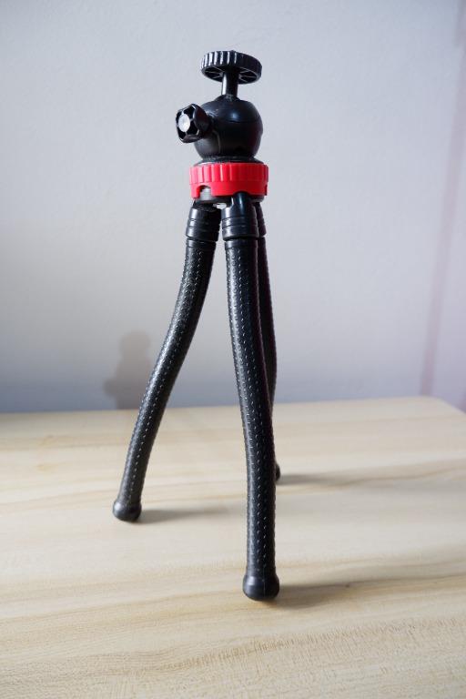 Enovation Octopus Tripod Flexipod Flexible Tripod for Vlogging (Category: Mounts & Holders) located in Caloocan City. Submitted by thriftyswift.mnl (Listing ID 1145445155, Image 3). Description: Enovation Octopus Tripod 2 in 1 Flexipod or Flexible Tripod BRAND: Enovation 📌 With Box 📌 Highly elastic legs can be made into almost any shape you want, making it possible for you to tie it to the chair, branch, poles & alike; And it can be bent for th