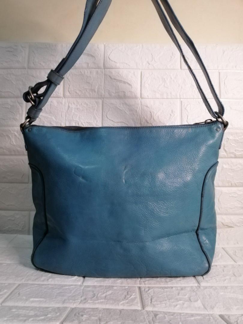 Marc Jacobs Leather Shoulder Bag (Category: Luxury Bags & Wallets) located in Las Pinas. Submitted by etoksi1234 (Listing ID 1145426349, Image 2). Description: Pre-loved Marc Jacobs Leather Shoulder Bag... Zip closure... Adjustable Sling Strap... With rubber lining issue... Denim pipings... Please manage your expectations. All sales are final. Kindly examine pictures carefully when buying online. No return, exchange policy....