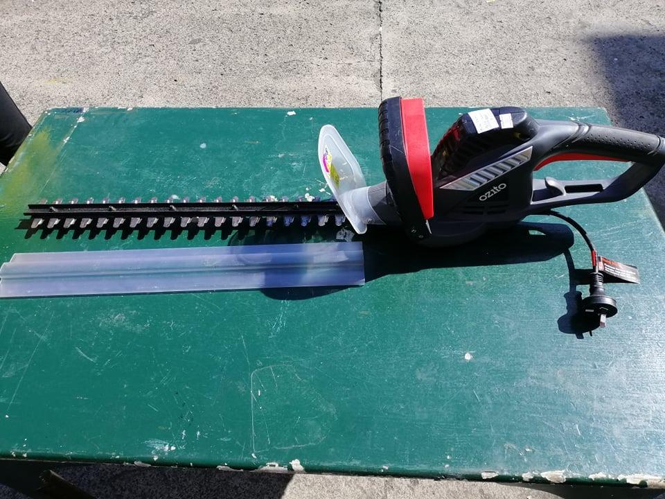 Ozito 550w online hedge trimmer
