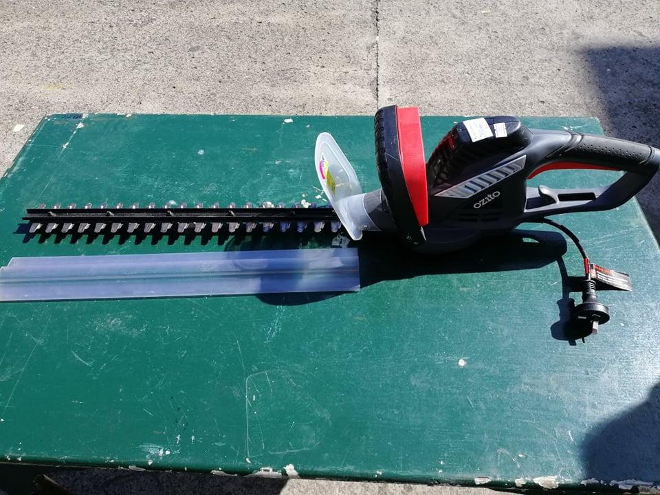 Ozito Electric Hedge Trimmer 550W, Furniture & Home Living, Gardening