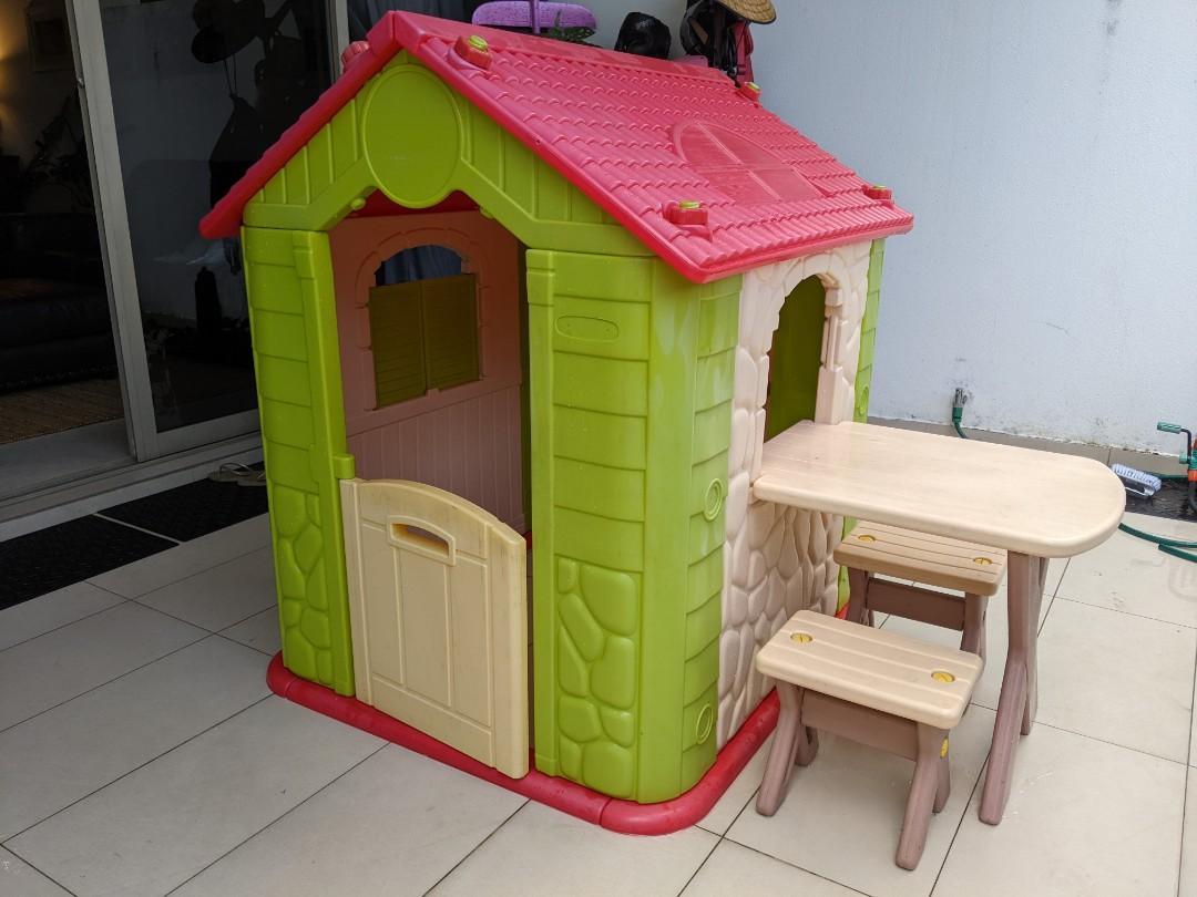 Smyths deluxe playhouse shop with table and chairs