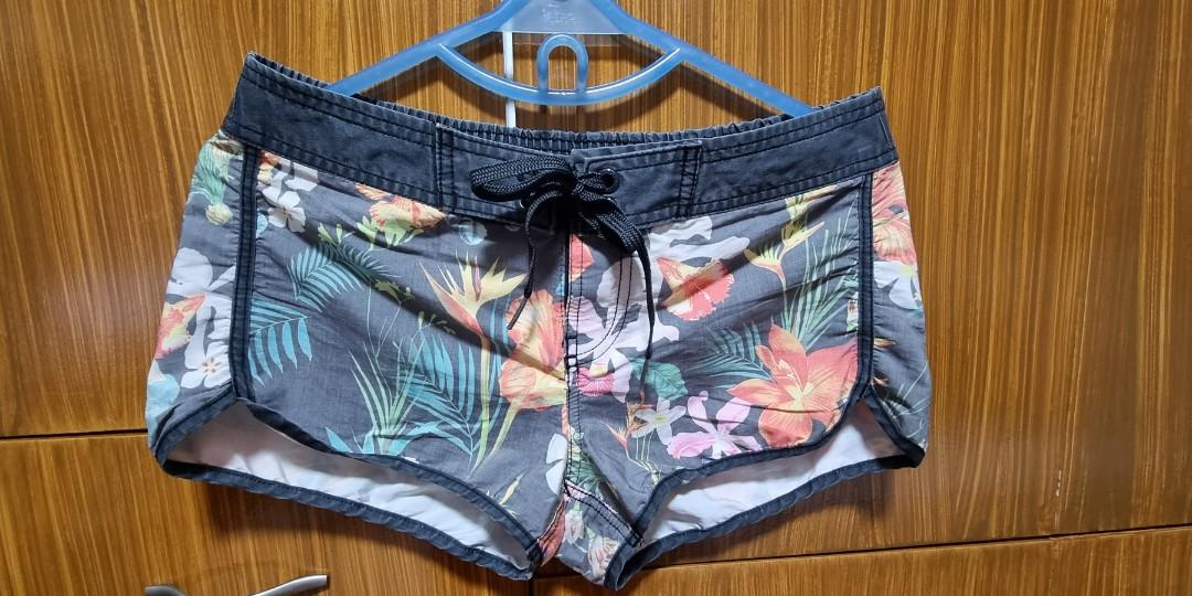Ripcurl Floral Short (Category: Shorts) located in Makati City. Submitted by eilener (Listing ID 1145482792, Image 1). Description: Best pair to your favorite Swimwear. Add it to your summer ootd..