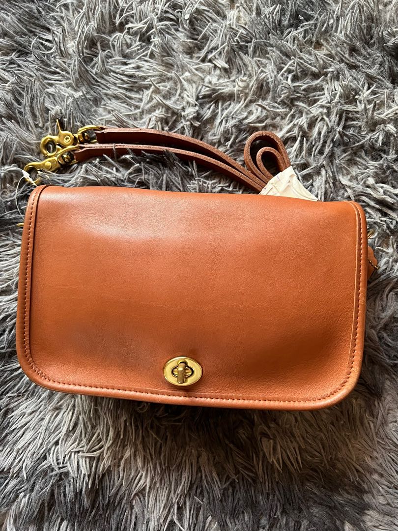 Coach pocket hotsell purse
