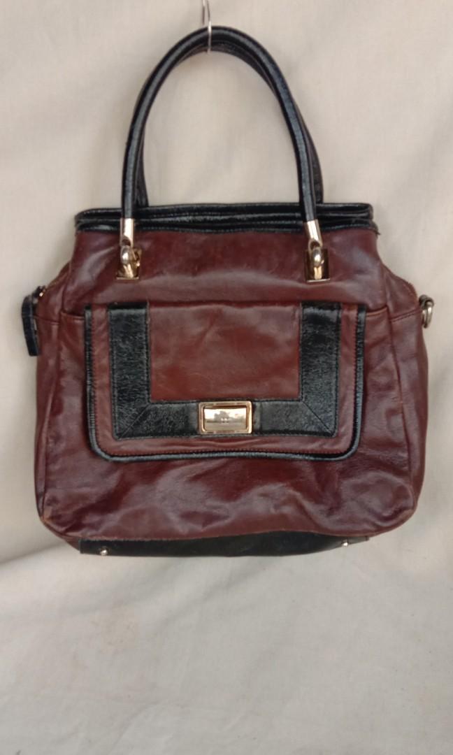 Vintage leather kate spade bag with 3 compartments (Category: Luxury Bags & Wallets) located in Cagayan de Oro. Submitted by emma3782 (Listing ID 1145471701, Image 1). Description: .