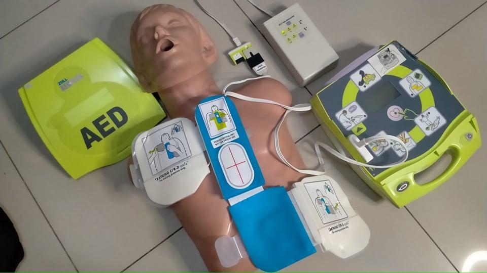 ZOLL AED (Category: Medical Supplies & Tools) located in Las Pinas. Submitted by anin_19 (Listing ID 1145422064, Image 1). Description: AED with LCD Display showing voice prompt messages, device advisory messages, elapsed time, shock count and chest compression graph display. Configurated to display ECG. AED supplied with PASS Cover. *Defibrillation Pads *AED Operator's Guide *Soft Carry Case *AED CPR Responder Kit *Duracell Lithium Batteries (10