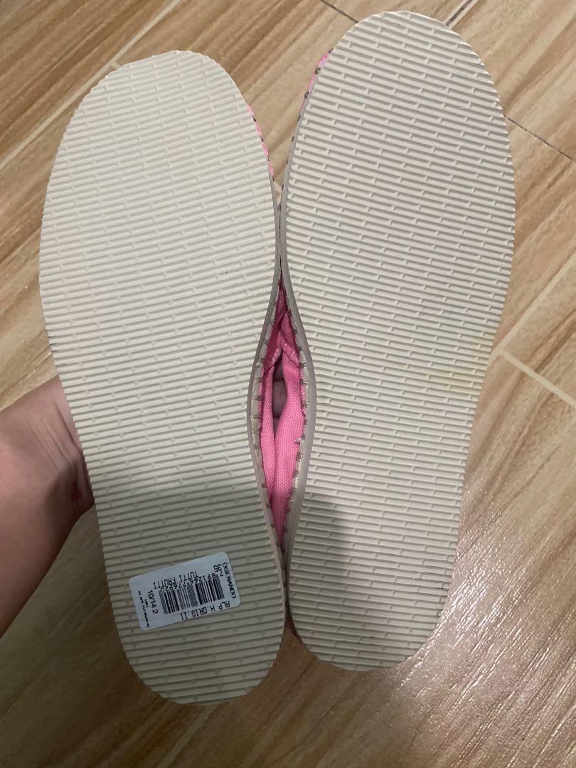 👟 Havaianas Slip On👟 (Category: Slippers and slides) located in Valenzuela. Submitted by sofiasticated.decluttering (Listing ID 1145625005, Image 3). Description: 👟 In Excellent Condition 👟 Saudi Bought 👟Message me for inquiries and more photos.