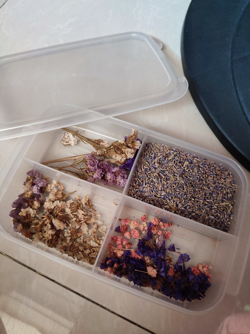 assorted dried flowers with case with lavender buds, Furniture & Home