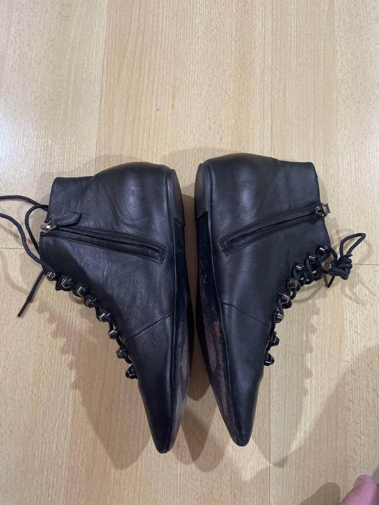 Balenciaga Black Pointed Flat Boots (Category: Boots) located in Quezon City. Submitted by spottedstuff (Listing ID 1145741830, Image 2). Description: Rfs: not using it anymore.