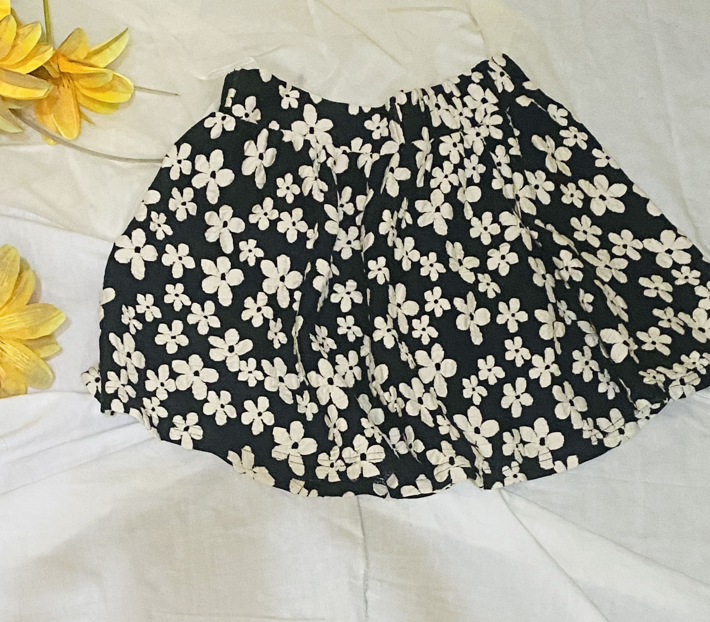 Black and white floral mini skirt, Women's Fashion, Bottoms, Skirts on
