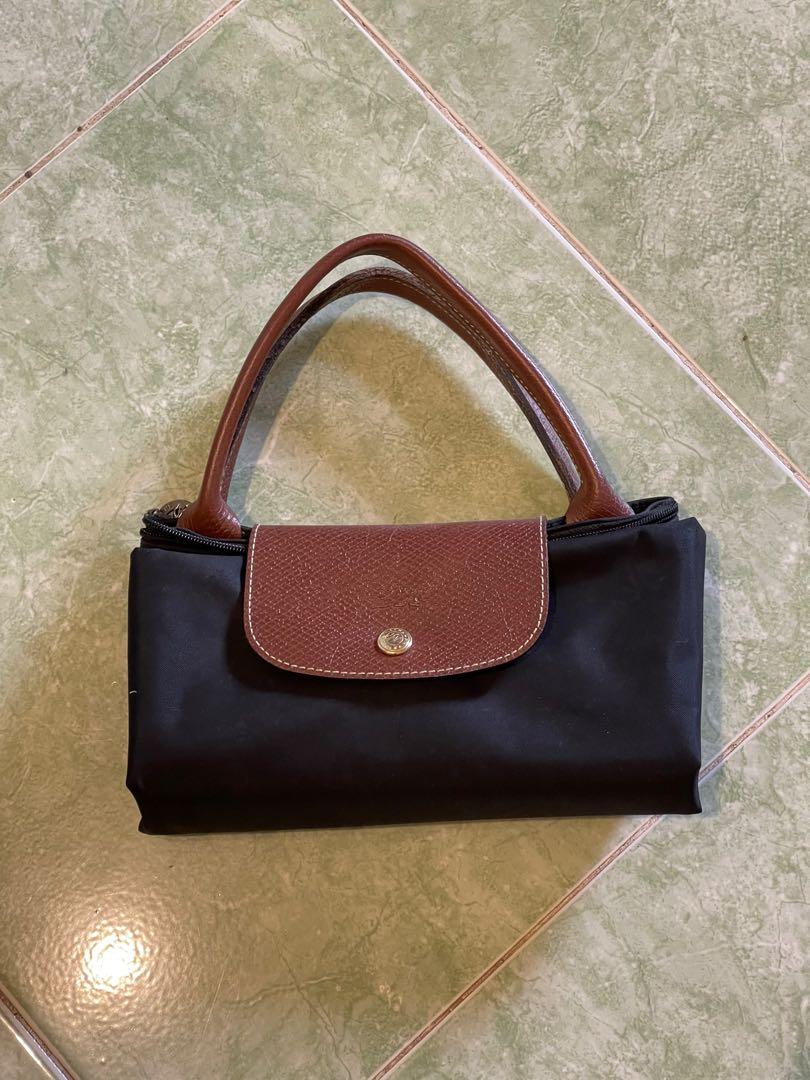 Longchamp Le Pliage Short Handle Tote Black (Category: Tote Bags) located in Pasay City. Submitted by katccena8 (Listing ID 1145640305, Image 1). Description: Longchamp Le Pliage Short Handle Tote Black -Medium Bought in Singapore No paper bag, no dust bag and no OR. (just the bag) RFS: Decluttering/No longer using it..