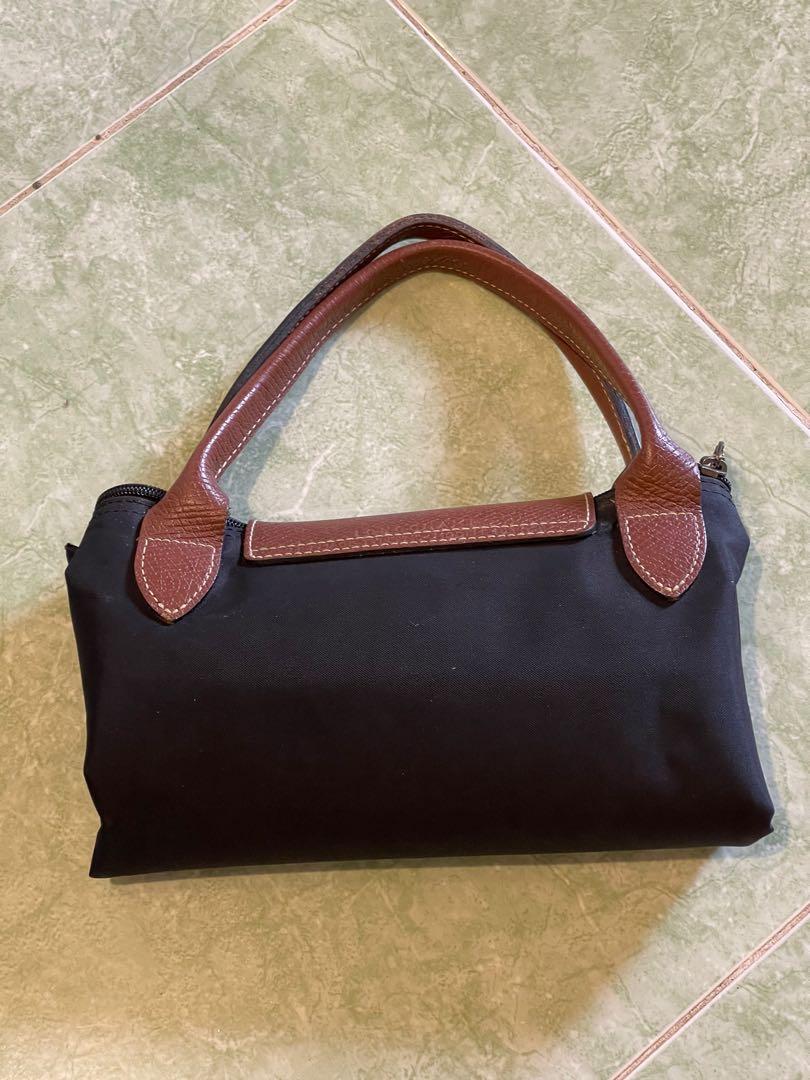 Longchamp Le Pliage Short Handle Tote Black (Category: Tote Bags) located in Pasay City. Submitted by katccena8 (Listing ID 1145640305, Image 2). Description: Longchamp Le Pliage Short Handle Tote Black -Medium Bought in Singapore No paper bag, no dust bag and no OR. (just the bag) RFS: Decluttering/No longer using it..