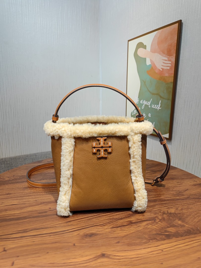 Tory Burch Mcgraw Shearling Small bucket bag, Women's Fashion, Bags &  Wallets, Tote Bags on Carousell