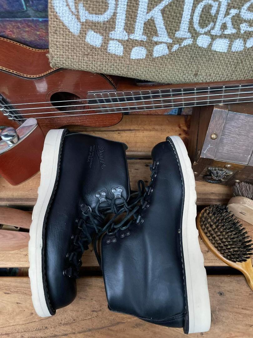 Danner Mountain light 7E (Category: Boots) located in La Trinidad. Submitted by sikicksforlife (Listing ID 1145966790, Image 3). Description: 7EE , fits like 7E red wing , 7.5 us to 8us mens in good condition no box we ship nationwide payment is thru BDO BPI gcash pm for more details thank you admin 🙂.