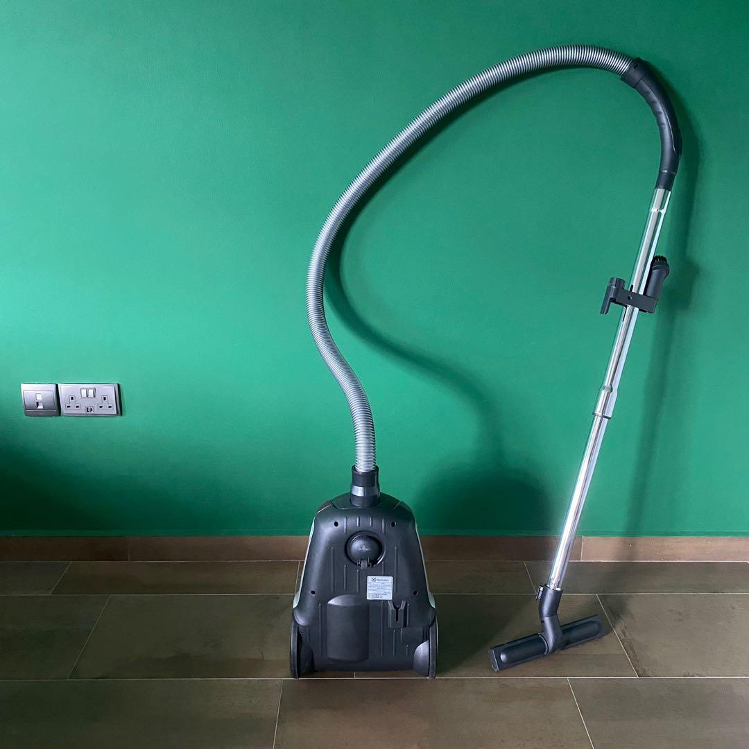 Electrolux ZVE4110FL Bagless Vacuum Cleaner (USED), TV & Home