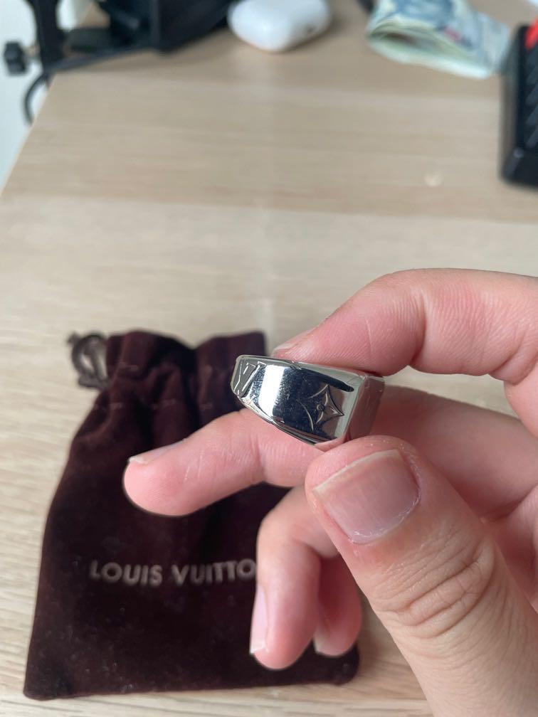 Louis Vuitton Monogram Signet Ring Palladium Metal. Size L
