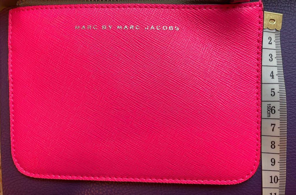Marc Jacobs Wallet （分類：長銀包）位於 Hong Kong。 由 tracychu1214 提交（商品編號 1145867783，圖片 3）。簡介： Colour: Shocking pink. 全新。