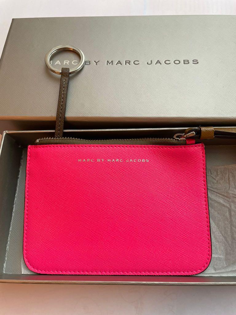 Marc Jacobs Wallet （分類：長銀包）位於 Hong Kong。 由 tracychu1214 提交（商品編號 1145867783，圖片 1）。簡介： Colour: Shocking pink. 全新。
