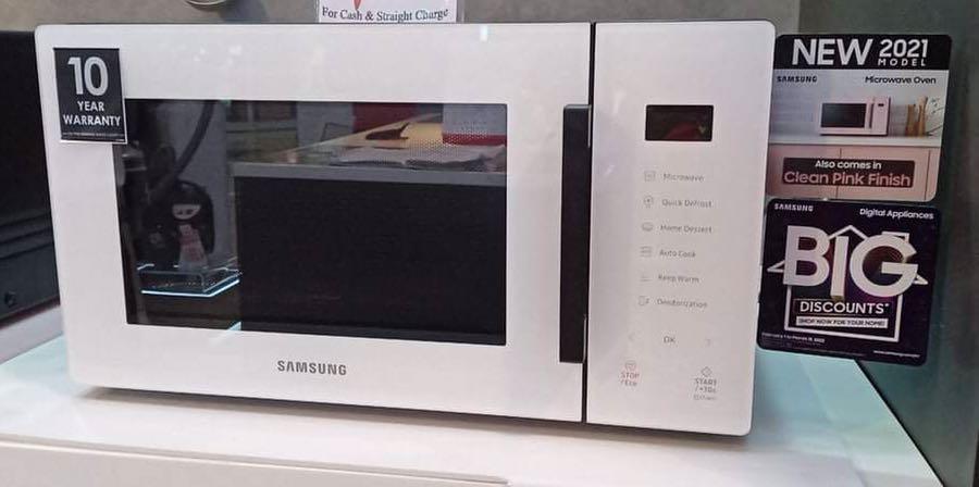 SAMSUNG BESPOKE MICROWAVE OVEN (Category: Ovens & Toasters) located in Quezon City. Submitted by annys.online (Listing ID 1145932080, Image 2). Description: SAMSUNG BESPOKE MICROWAVE OVEN * Stylish Design * Triple Distribution System * Home Dessert Function * Quick Defrost 👉 SAMSUNG MICROWAVE OVEN MS23T5018AP TC COLOR PINK SRP 7,695 CASH 6,700 MS23T5018AW TC WHITE SRP 7,695 CASH 6,700 Brand new and sealed with warranty and receipt 7 days outrigh
